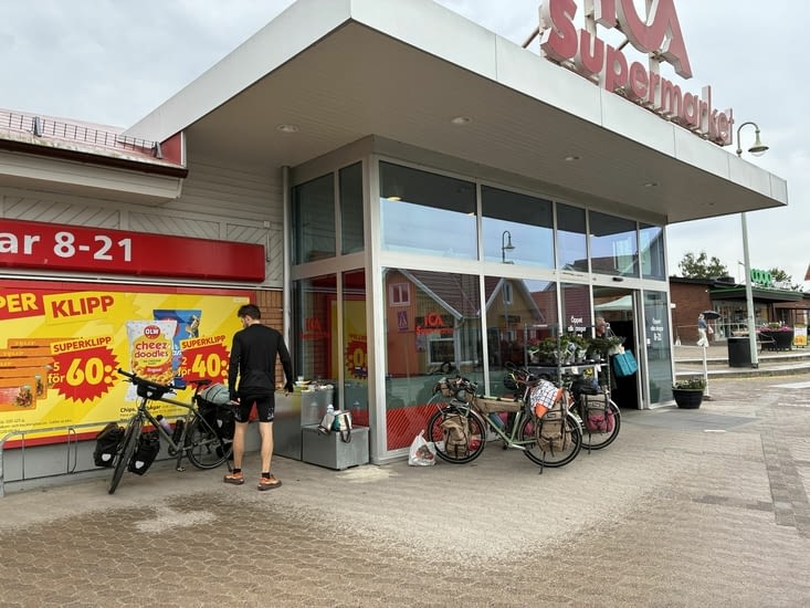 Mais jamais très loin, une institution scandinave : la supérette locale.
