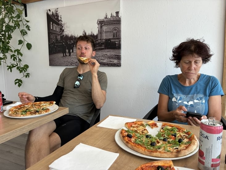 Une pizza dévorée en chemin chez des Kurdes.