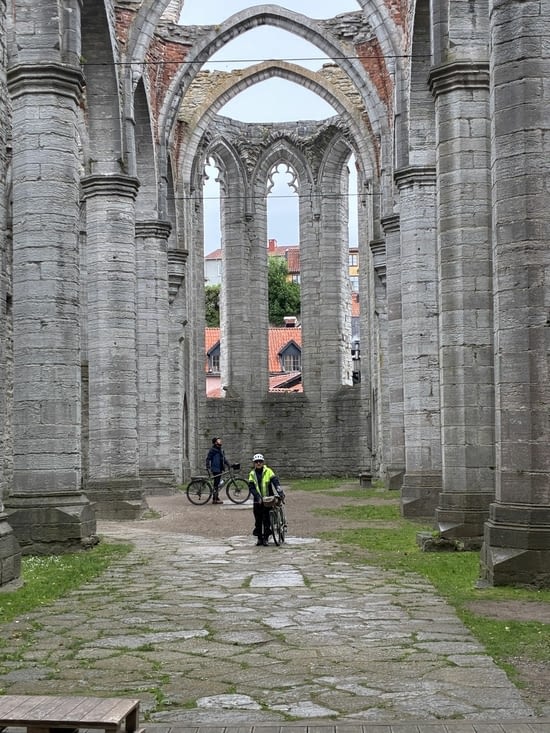 Non loin de là, toujours au centre-ville, l’étrange ruine d’un couvent franciscain…