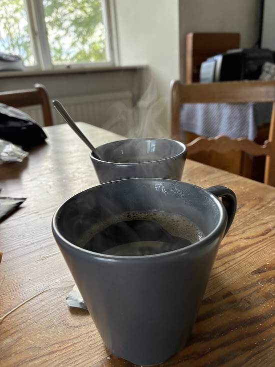 Au matin d’une nuit courte le café chaud n’est pas inutile.