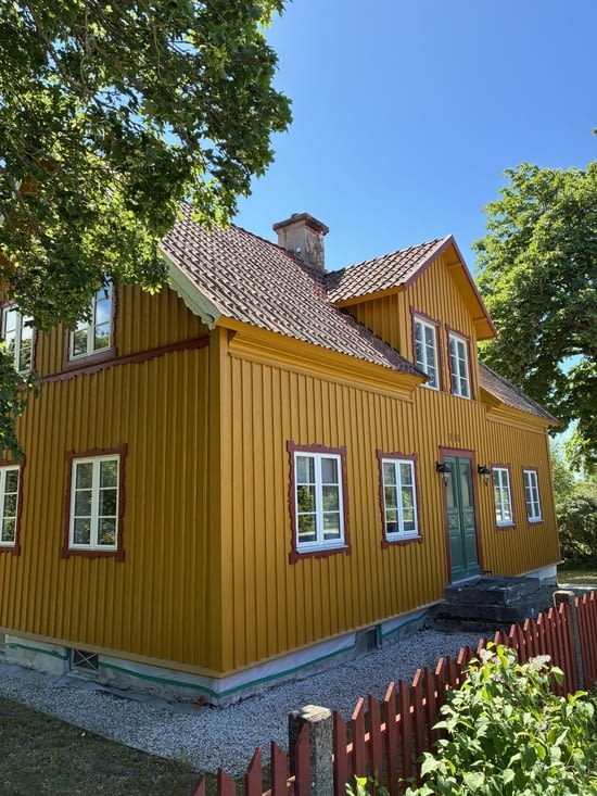 Et son habitat séduisant. Ici en jaune ocre, moins fréquent que le rouge falun mais prisé