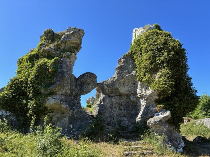 Et nous découvrons les rauks. De singulières figures rocheuses façonnées par la mer..