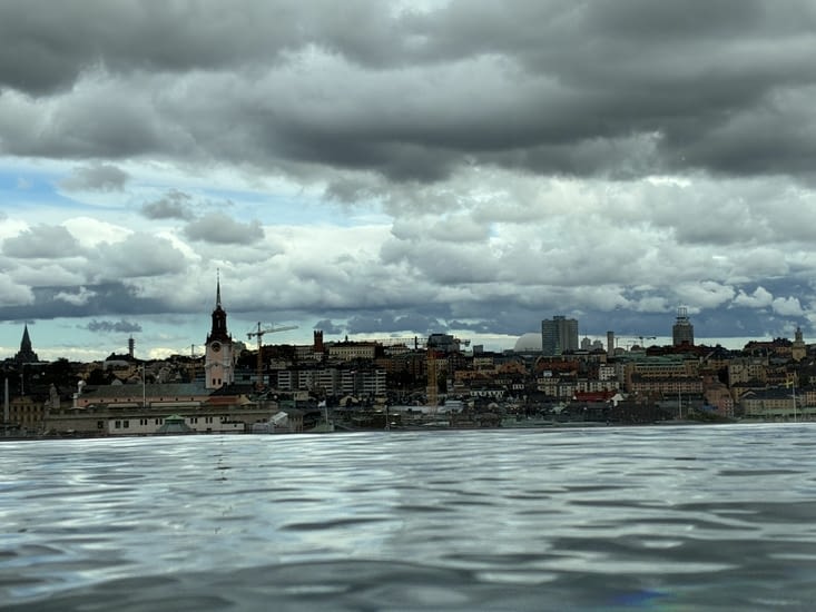 La vue de la piscine extérieure au sommet de l’immeuble