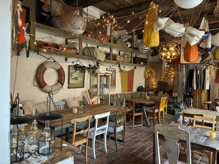 Dans l’intérieur chamarré d’un restaurant du port…