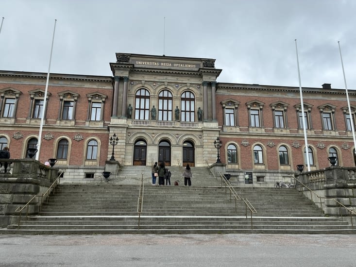 Là, l’Université.