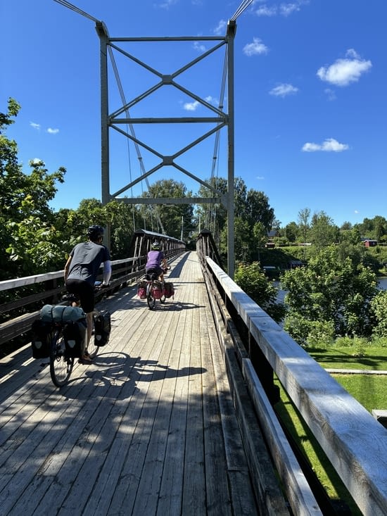 La route se poursuit, sous le soleil exactement.