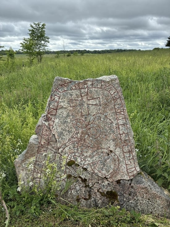 Les inscriptions Vikings runiques ne sont pas rares en bord de chemin.