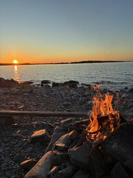 Dans un climat platonicien, le soleil et le feu se répondent.