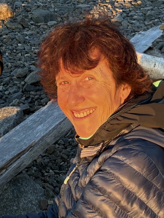Le soleil baigne les visages de sa chaude lumière…