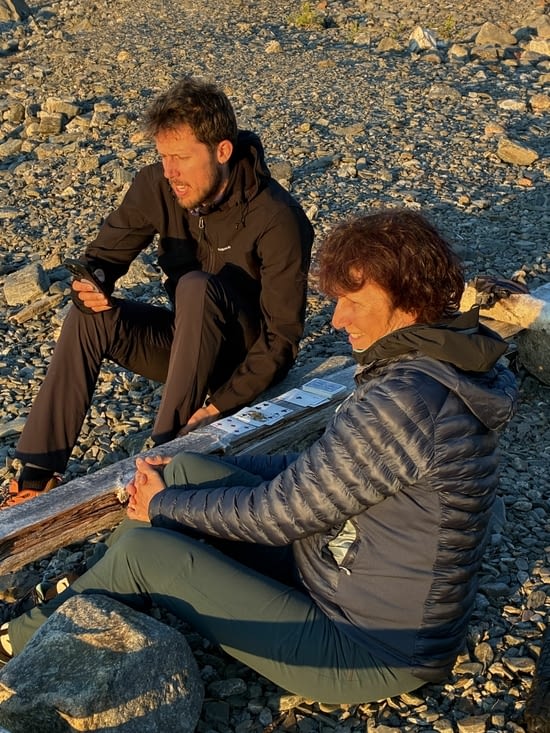 Nous jouons aux cartes, à la lumière d’un soleil qui ne veut plus se coucher.