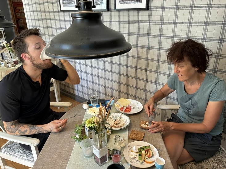 Après la nuit, Christine décide de retenter le départ.