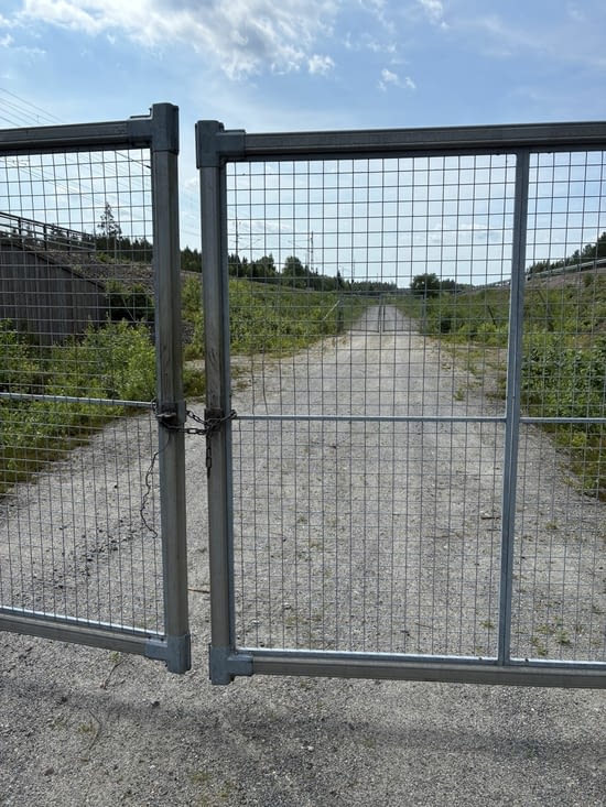 Certes il faut parfois passer des grillages fermés.