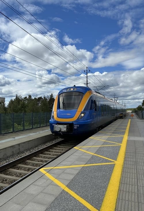 Elle prend le train…