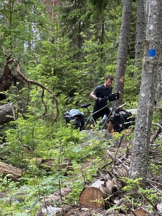 Et c’est surtout à pieds, poussant et portant les 35 kilos entre les roches.