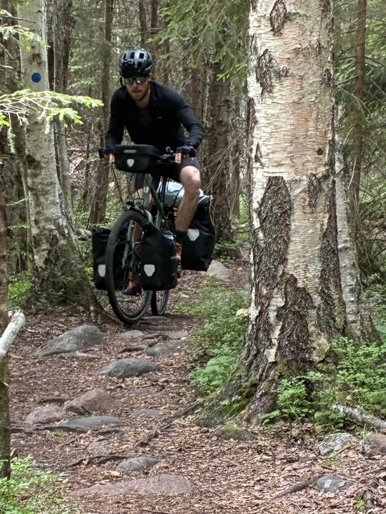 Ce terrain nous invite à un nouveau genre de sport en vélos chargés.
