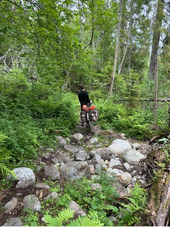 Et même parfois porter le vélo à travers les roches…