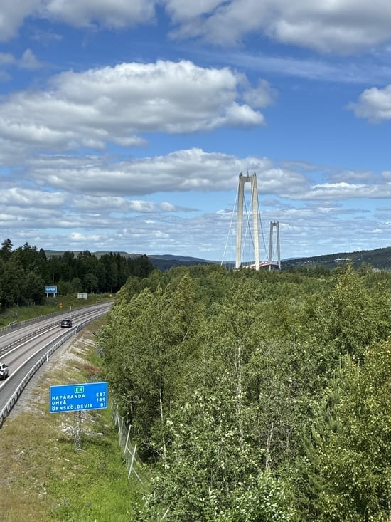 Voici que se dessine au loin un superbe et immense édifice, un pont géant.