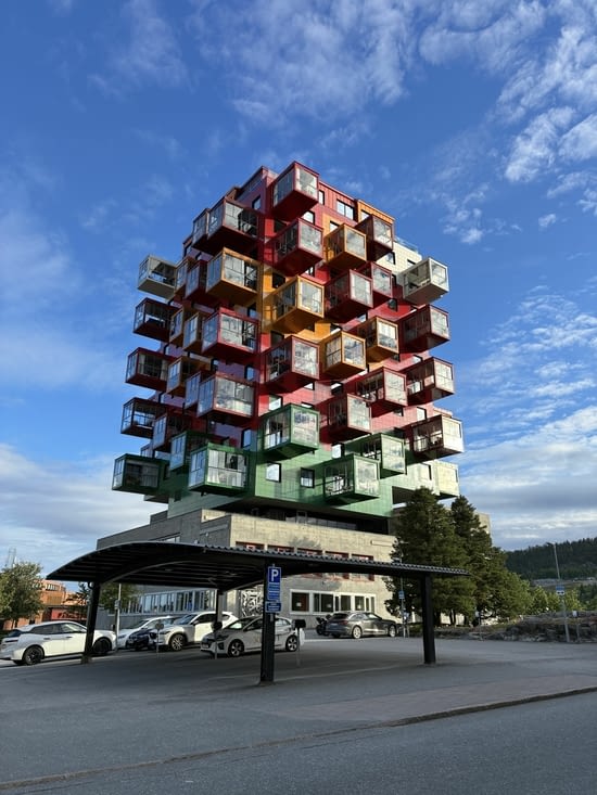 Immeuble typiquement scandinave à Örnsköldsvik que nous quittons ce matin du 24 juin.