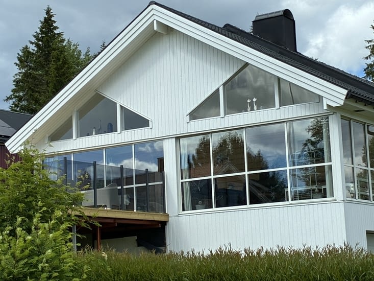 Et une maison tout confort, offerte à la lumière.