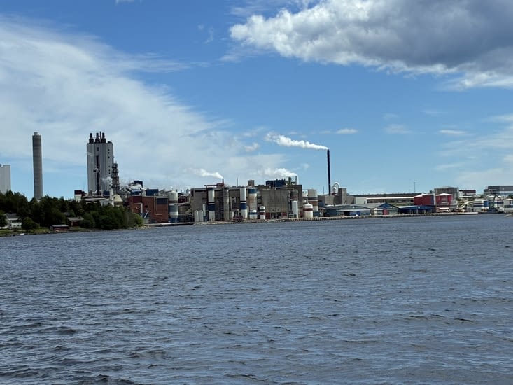 De temps en temps, de grandes usines le long des côtes.