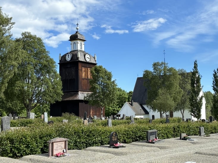 En croisant de temps en temps de belles églises.