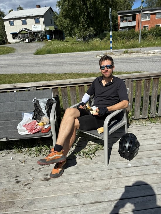 …et pique-niquent sur la placette devant la supérette