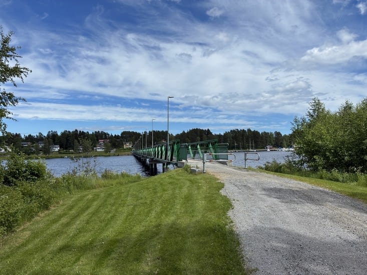 La route continue avec de fréquentes traversées de rivières.