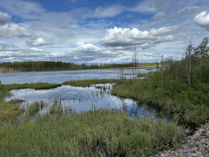 Nous continuons près des marais sous un ciel qui change en permanence.