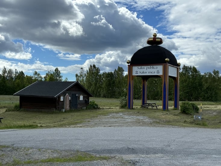 Tout proche d’Umeå, un petit monument…