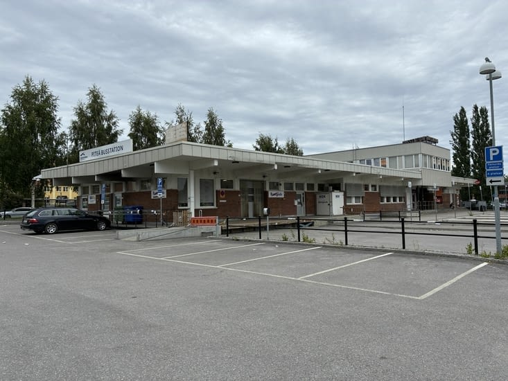 Car dans une station de bus d’autant plus déserte qu’on est dimanche matin….