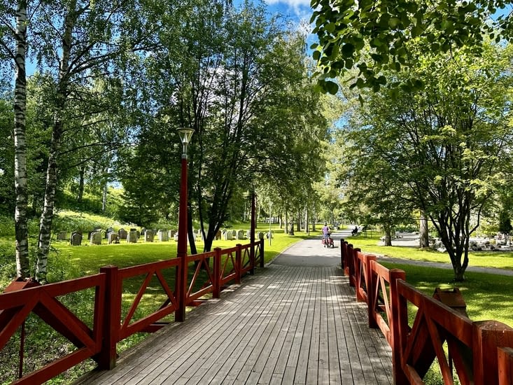 Charmante entrée, par le cimetière, dans le bourg de Skellefteå.