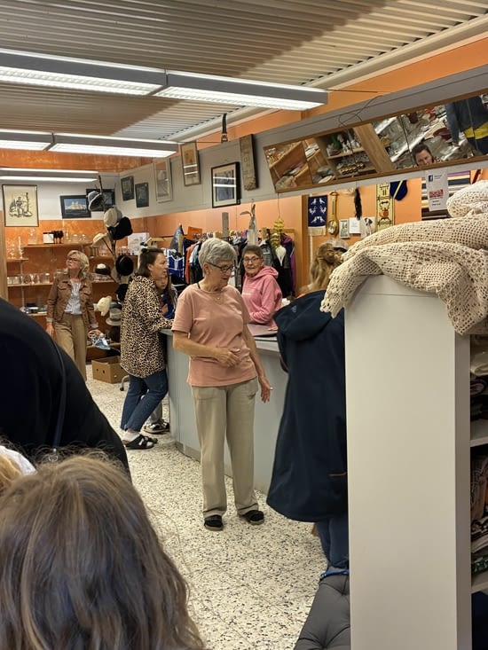 L’une est derrière le comptoir, l’autre devant.