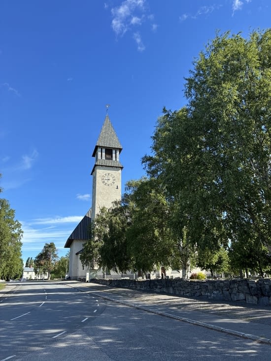 Mais bientôt l’horloge de l’église indique l’heure du départ.