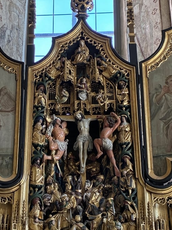 Bien sûr, le centre en est la crucifixion.