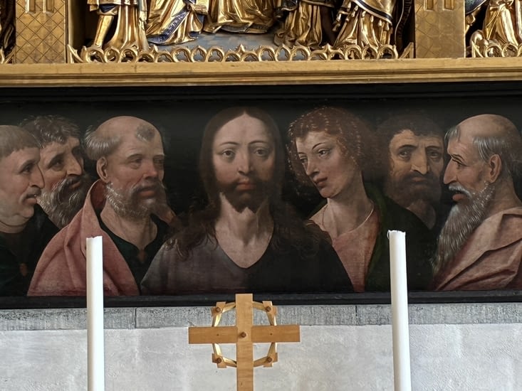 Enfin en bas du triptyque, un Jésus hiératique lors de la Cène…