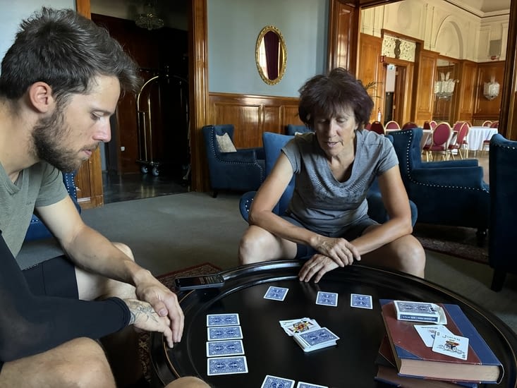 … et à quelques parties de cartes.
