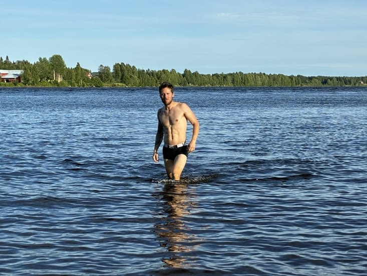 Il est au bord du fleuve, aussi Antoine se baigne…