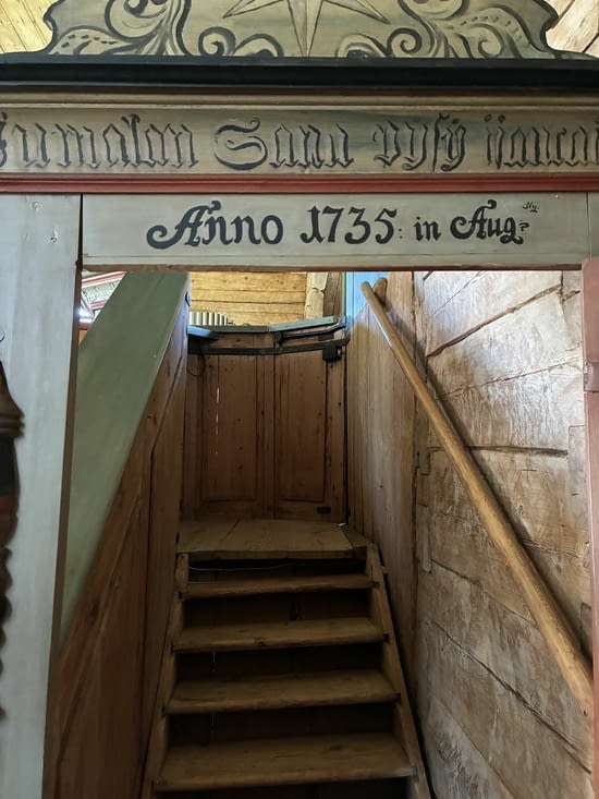 Juste à côté se trouve une autre église en bois, dont la chaire remarquable…