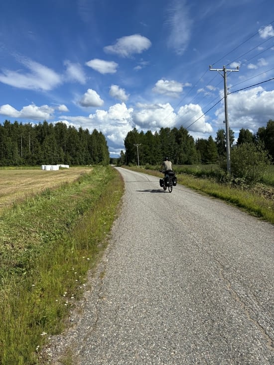 Après un assez long arrêt, nous reprenons la route, ensoleillée et peu fréquentée