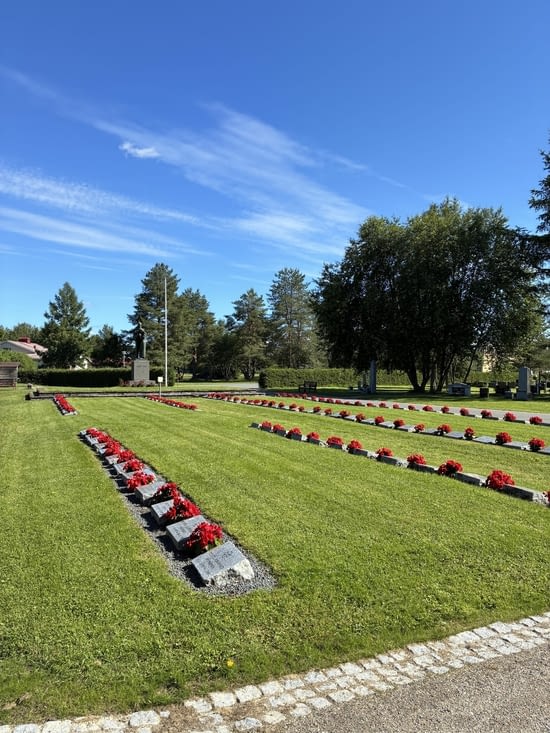 Mais le cimetière de l’église rappelle que la Finlande a traversé une période terrible….