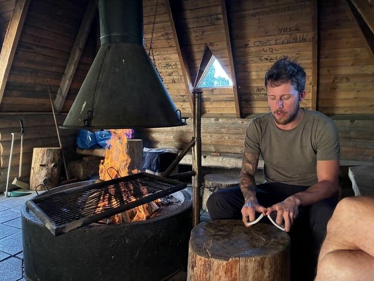 Nous pouvons alors dîner et deviser dans la cabane, toute la soirée.