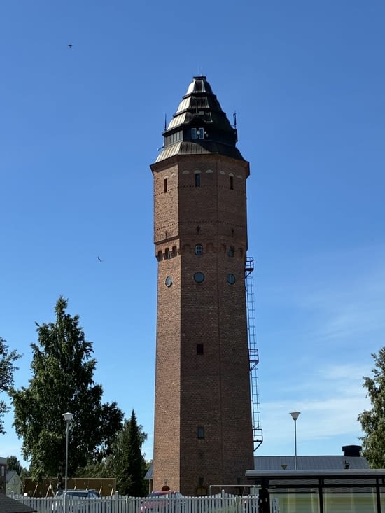 Nous quittons cette dernière ville suédoise, son hôtel et son château d’eau historique…