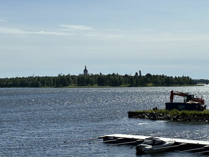 …, pour entrer en Finlande, de l’autre côté du fleuve Torne