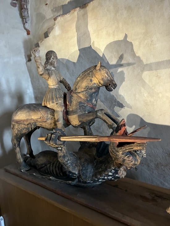 Et le légendaire chrétien, avec l’inévitable saint Georges terrassant le dragon.