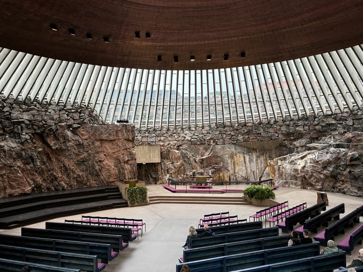 Heureusement le patrimoine religieux helsinkien est sauvé par l’église de Temppeliaukion.