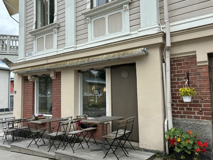 Le café où nous déjeunons est très sympa…