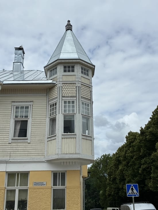 Puis, en traversant la ville avec ses maisons à échauguettes….