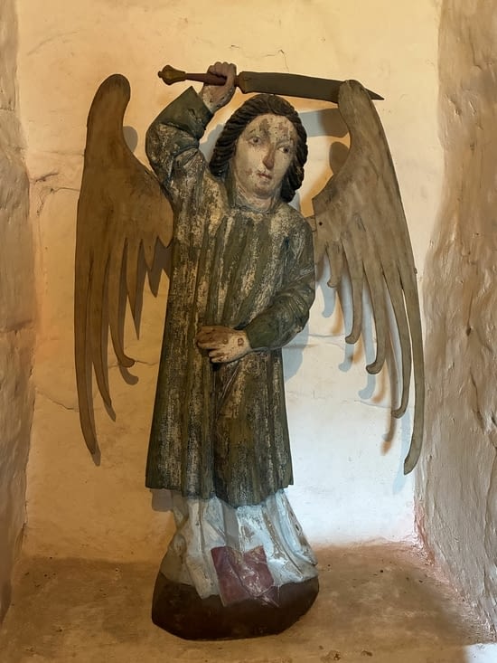 Cet ange armé du XVIIe rappelle que l’être humain a été chassé du paradis terrestre…