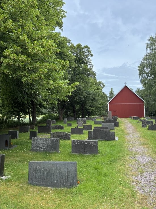 Le cimetière s’interpose entre le clocher et son église.