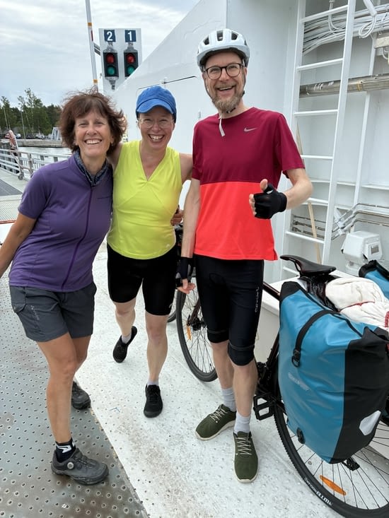 1ere rencontre dans le premier ferry avec Petrus et Saina ….